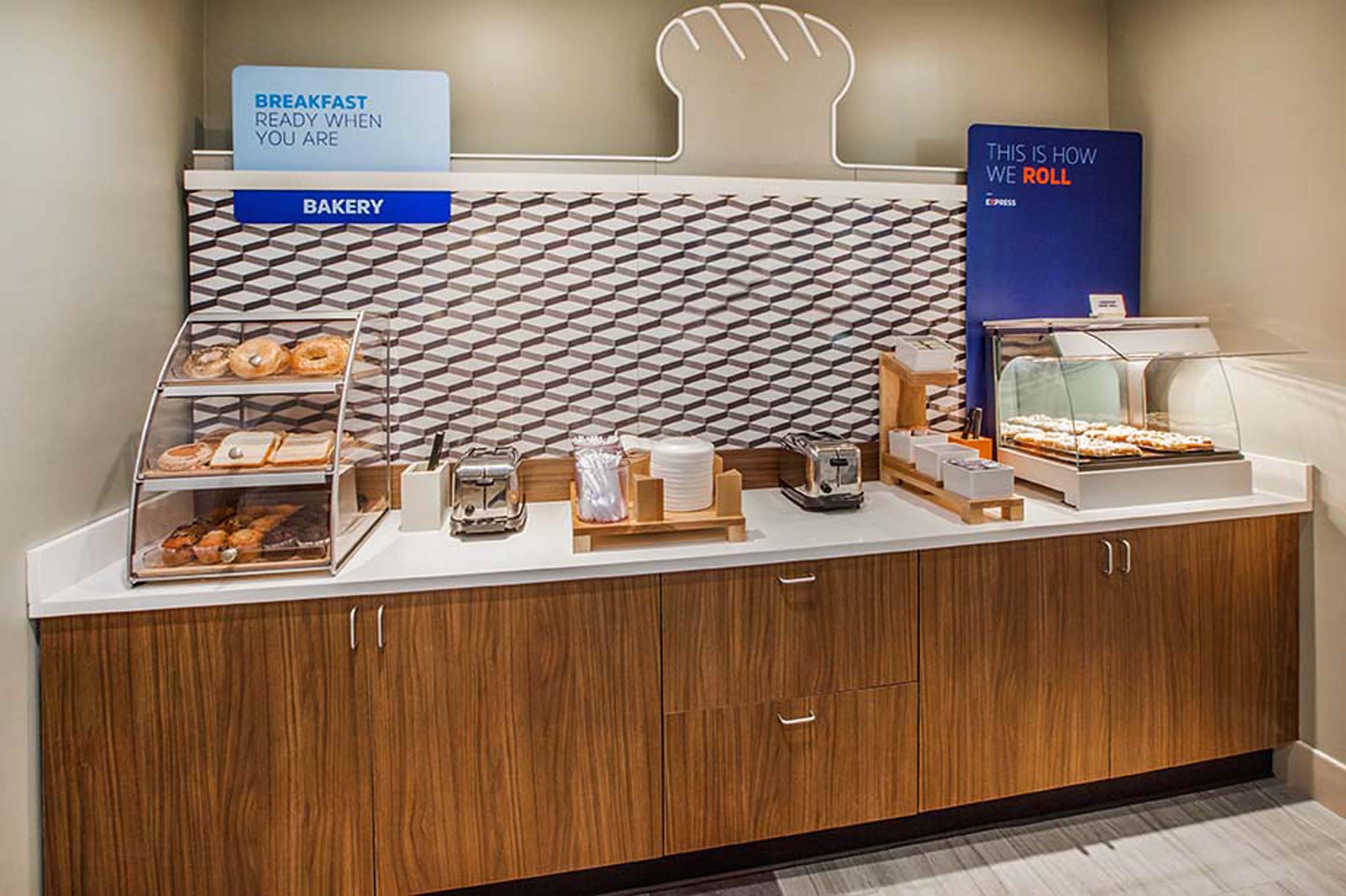 Holiday Inn Express & Suites Greenwood Mall By Ihg Экстерьер фото